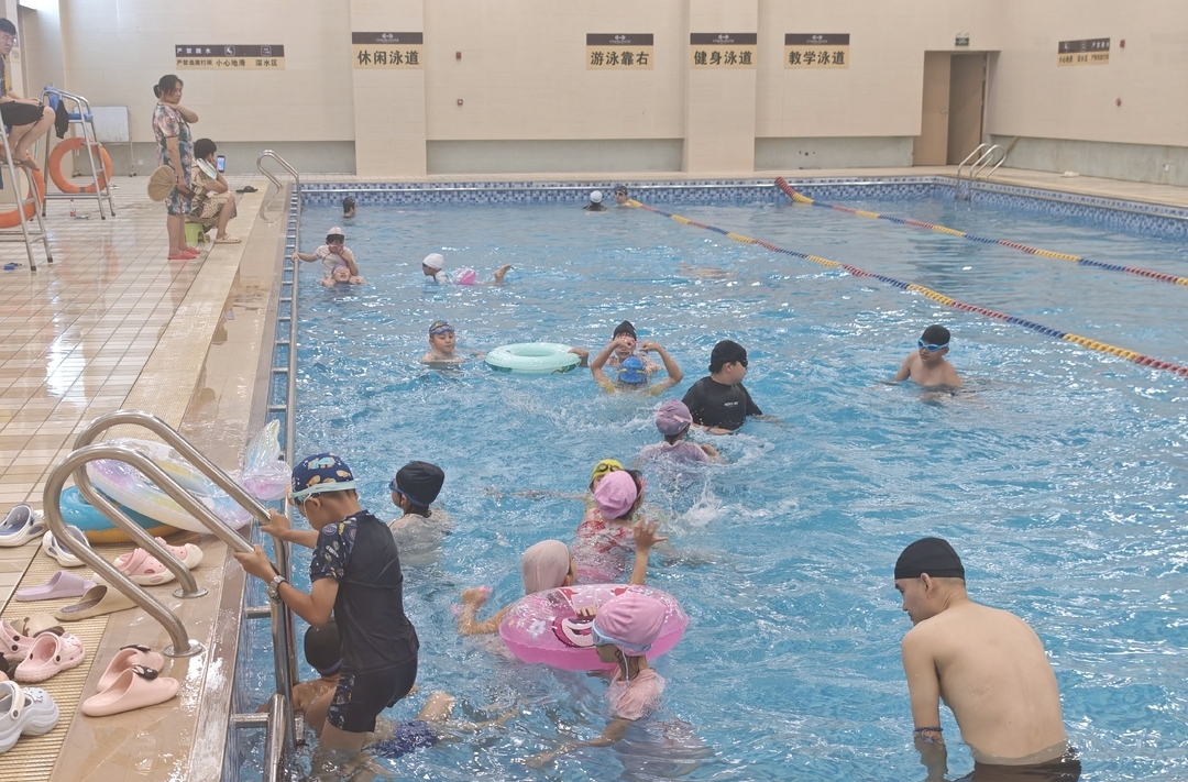 ℃经济学④|社区泳池就近亲民，专业泳馆体验更佳 ，游泳清凉“人从众”