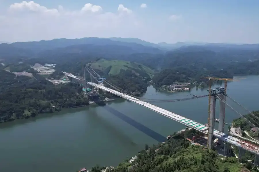 張官高速洞庭溪沅水特大橋合龍