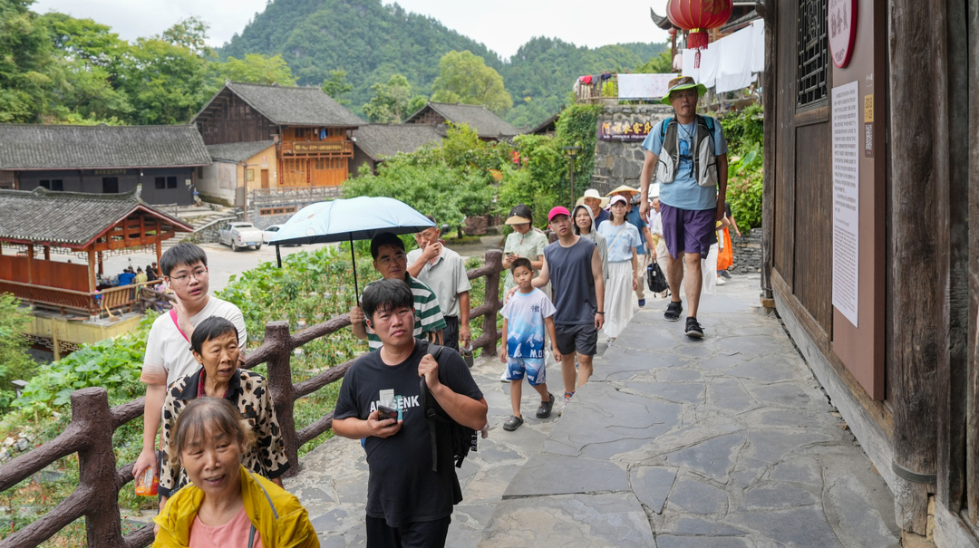 十八洞村迎来暑期旅游热