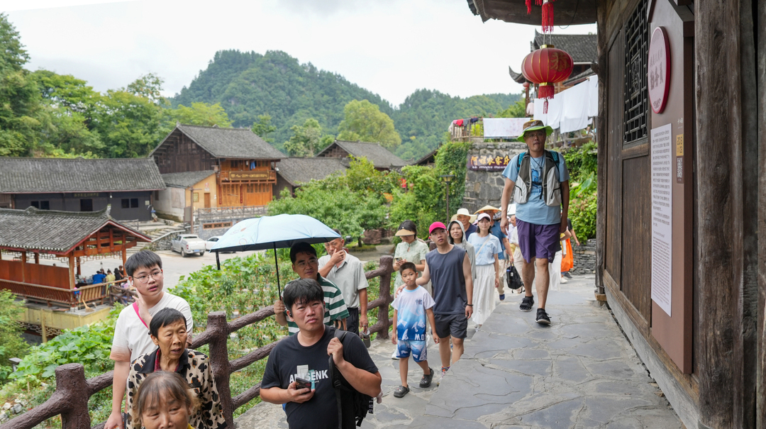 十八洞村迎来暑期旅游热