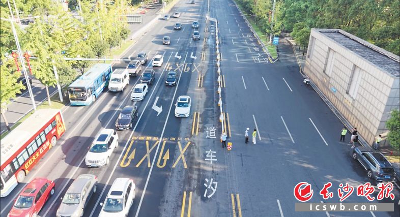 長沙首條“機器人式潮汐車道”在芙蓉路福元路口上崗
