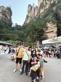 “00后”小伙帶96歲外婆登上天門山