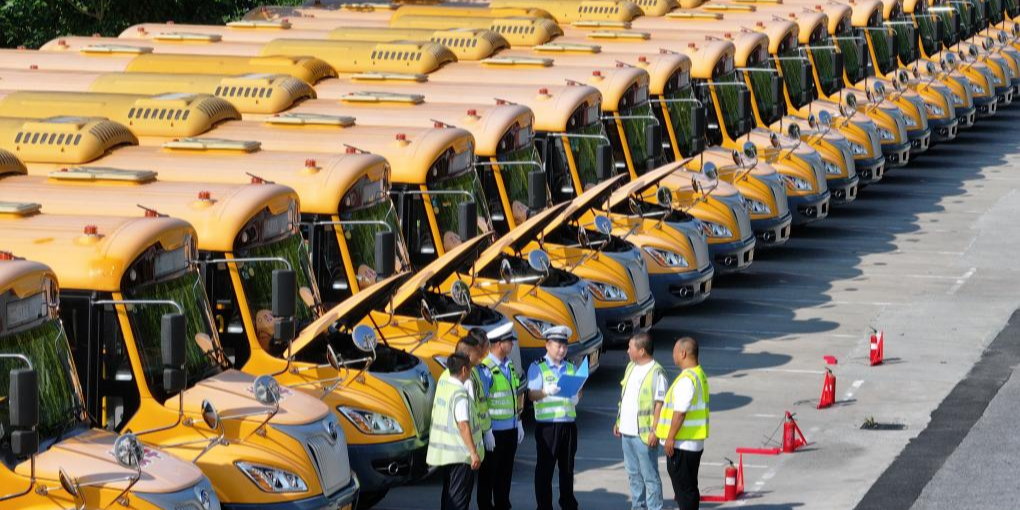 校车“体检”迎开学