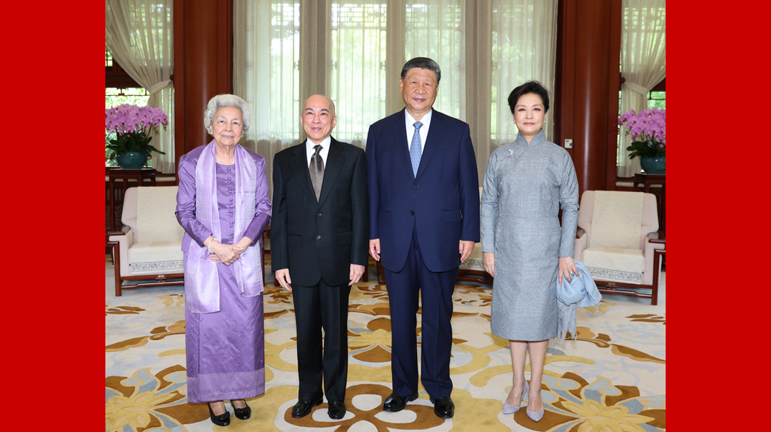 习近平夫妇会见柬埔寨国王西哈莫尼和太后莫尼列