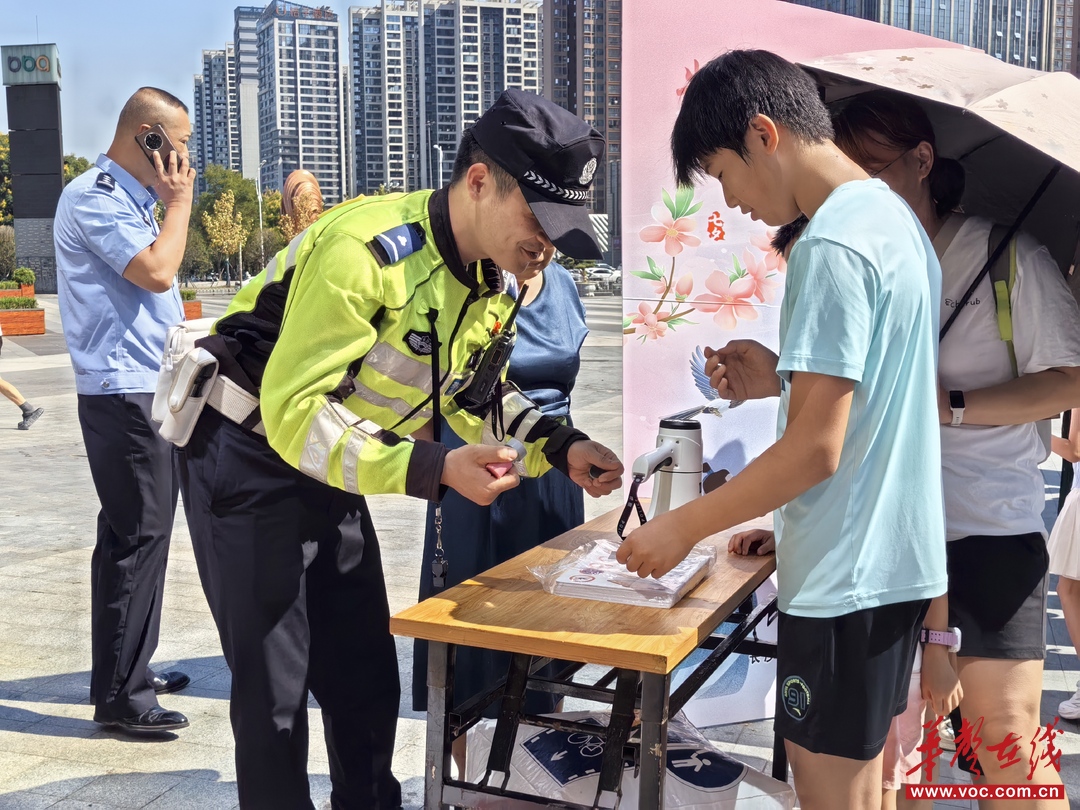 “七夕”遇上交通規(guī)則，長沙交警送上“安全禮”