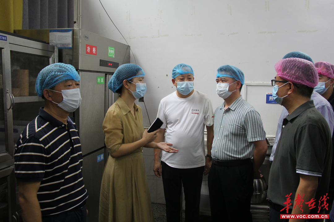 护航开学“第一餐”！洞口县领导调研校园食品安全并参与陪餐