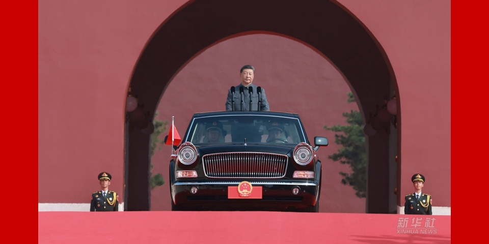 习近平乘检阅车经过金水桥驶上长安街