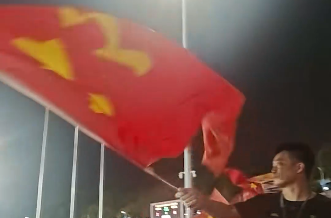 3球落后！湘潭球迷吶喊助威熱情絲毫不減