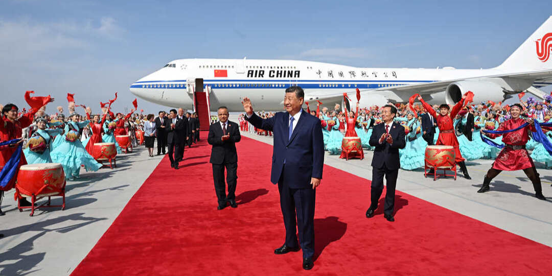 习近平率中央代表团抵达乌鲁木齐出席新疆维吾尔自治区成立70周年庆祝活动