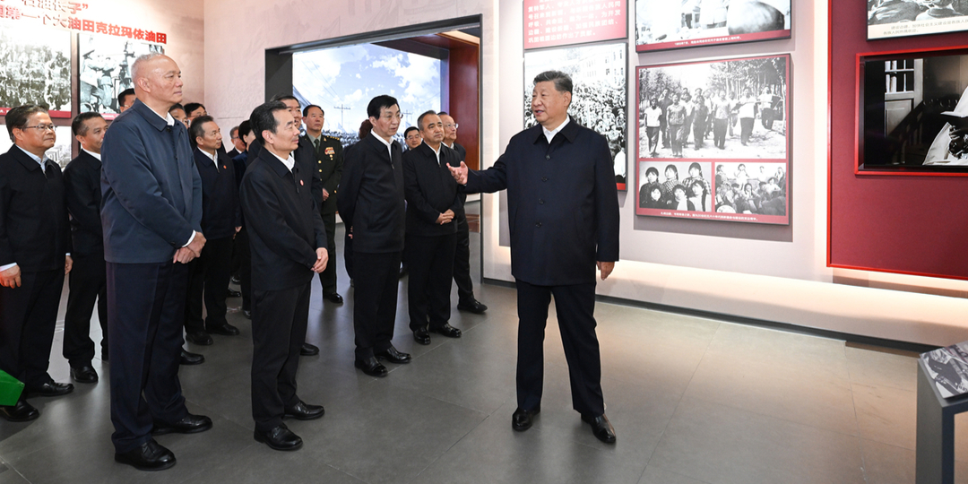 习近平参观新疆维吾尔自治区成立70周年主题成就展