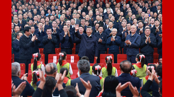 习近平观看庆祝新疆维吾尔自治区成立70周年文艺晚会《美丽新疆》