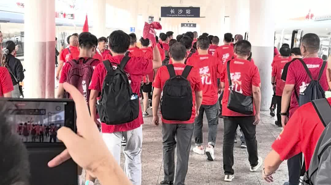 长株潭城铁首开球迷专列 一路歌声伴球迷赴湘潭
