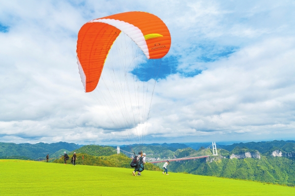 矮寨滑翔營地迎“雙節”客流高峰