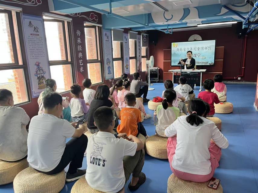 湘约“双节”⑬丨我画画，我读诗，我观影，图书馆里孩子们度过书香假期