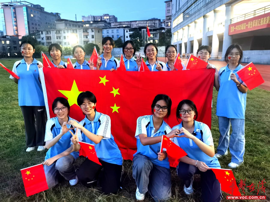 家国同庆｜宜章一中开展“我和国旗合个影”主题活动