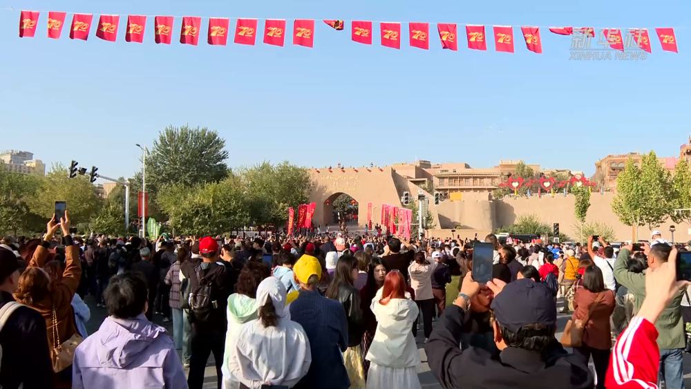 国庆中秋假期 新疆喀什旅游开启“人从众”模式