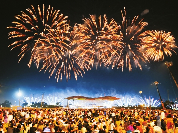 焰火璀璨慶“雙節”