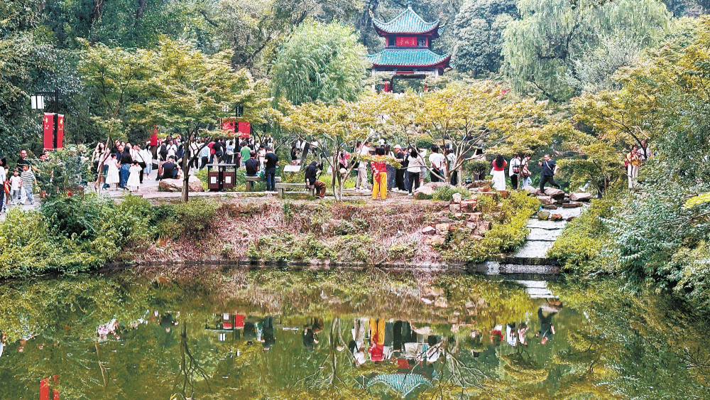 岳麓山開啟“人從眾”模式