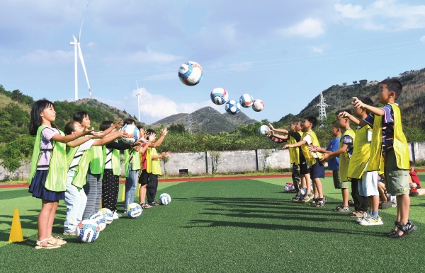 校園足球運動蓬勃開展