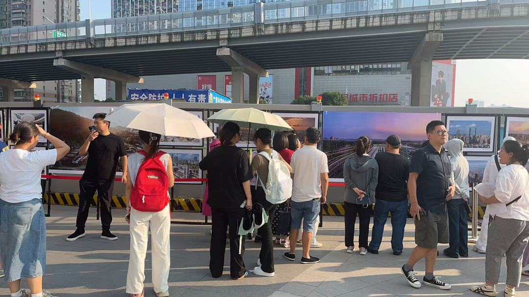 商圈里的摄影展勾起乡愁，“看，我家就住这里！”