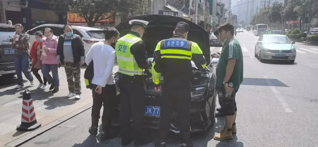 交警联动街道，防护重点路段出行安全