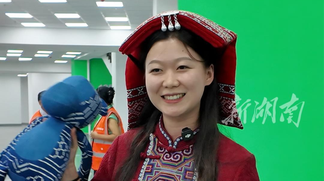 湘超赛场的“最炫民族风”：张家界土家姑娘向邵阳队球员赠蓝染非遗