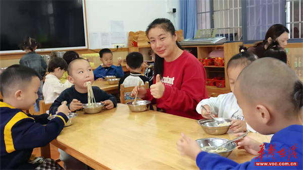 湘乡市昆仑桥中心幼儿园开展家长陪餐活动 家园携手守护幼儿“舌尖安全”