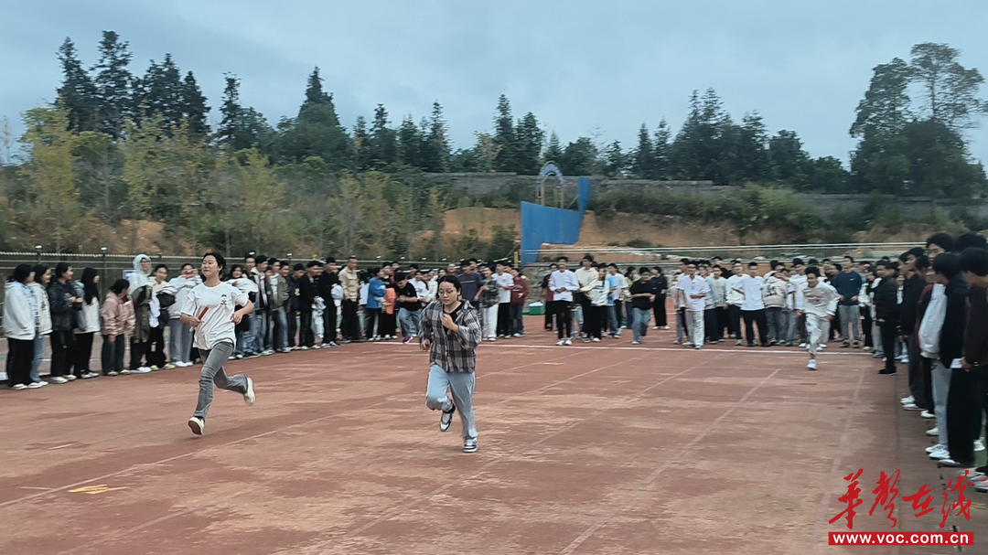 洞口创新高级中学复习部迎面接力赛热血开赛 学子赛场拼搏展青春锋芒