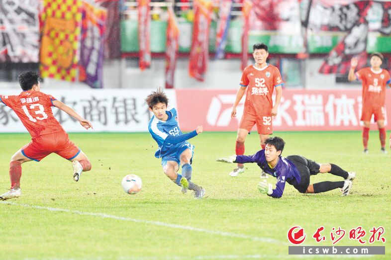 “湘超”聯賽上 16歲的馬子宜連續四場代表長沙隊首發