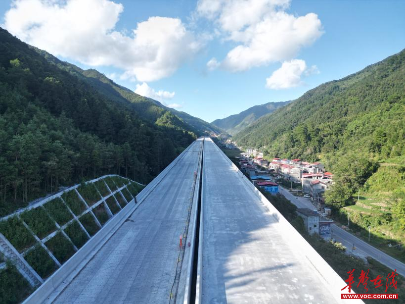 零道高速何家特大桥全幅贯通  湖南路桥为湘西南交通再添“巨龙”