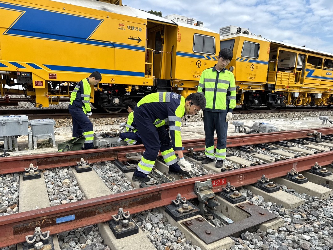 发现最美铁路 | “铁轨医生”深夜上线，守护你的旅途安全