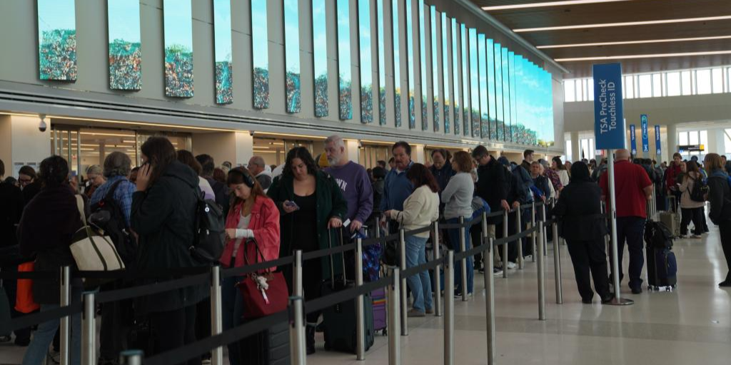 政府“停擺”致空管人員嚴重短缺 全美約6000架次航班受影響