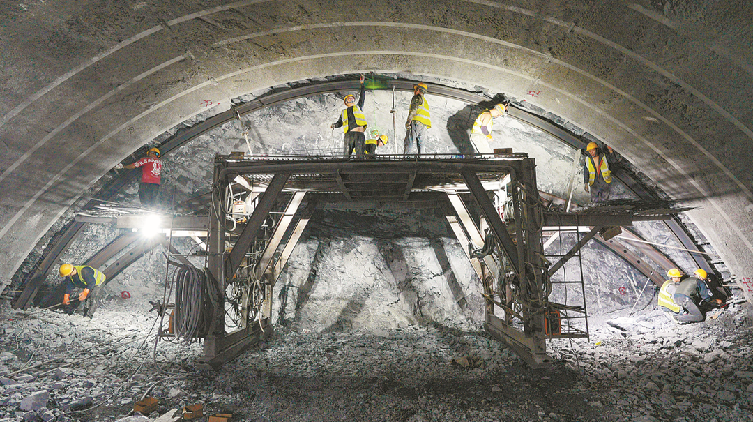 東安隧道掘進過半