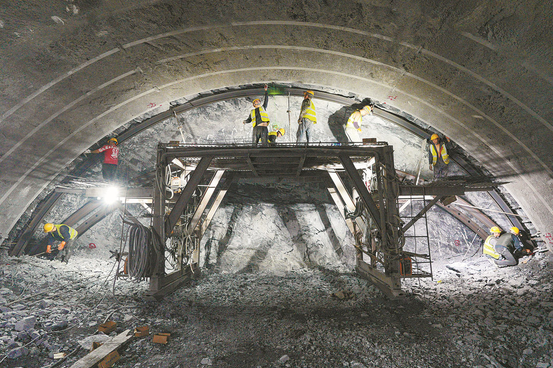 东安隧道掘进过半