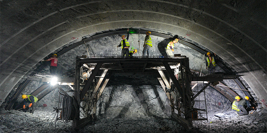 東安隧道掘進過半