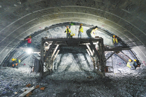 東安隧道掘進(jìn)過(guò)半