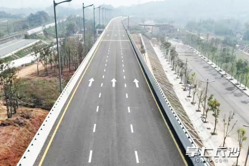 高鐵西站產業新城刷新“進度條”，東高架南線望城大道以西段橋面瀝青攤鋪完成