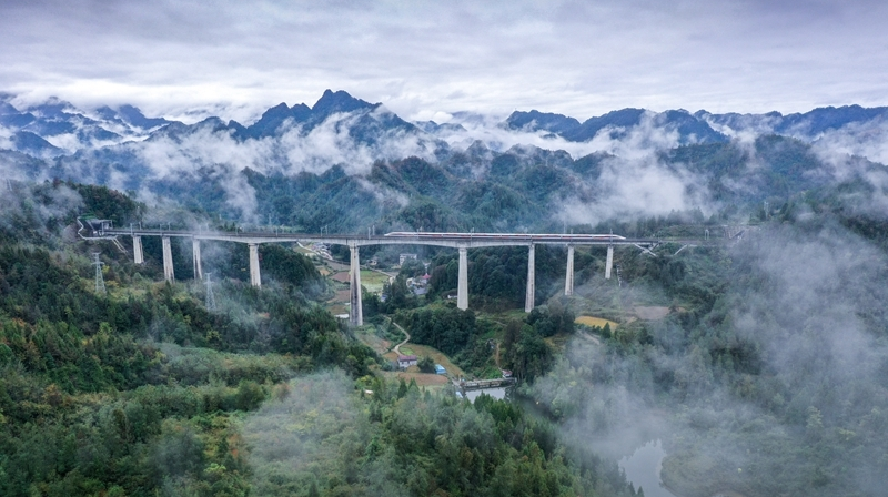 高铁驶入水墨画卷