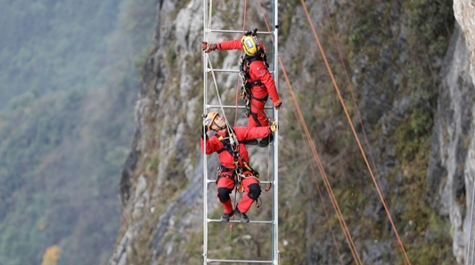 山岳（高空）救援實戰(zhàn)演練