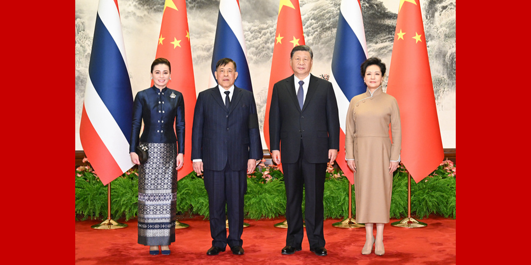 习近平会见泰国国王哇集拉隆功