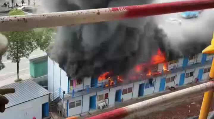 電路故障工棚起火，消防員緊急撲滅