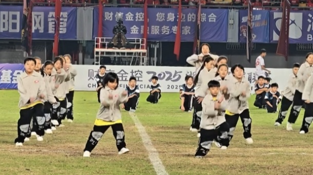 贏了輸了都要搖！“湘超”版《湖南搖叮闊》太上頭！