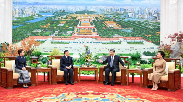 习近平会见泰国国王哇集拉隆功