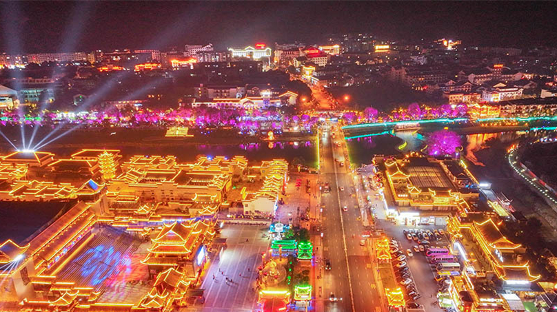 武陵源索溪河文旅综合体点亮夜经济