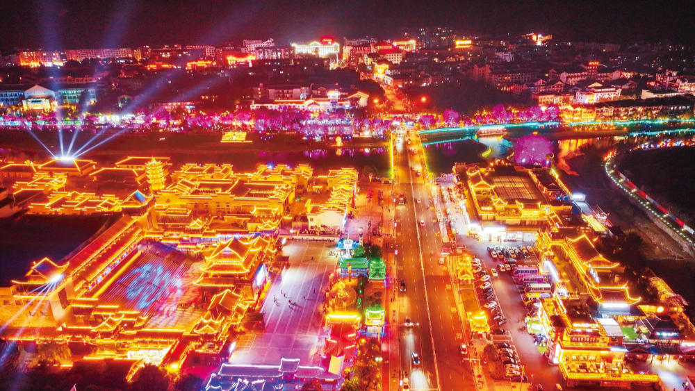 武陵源索溪河文旅綜合體點亮夜經濟