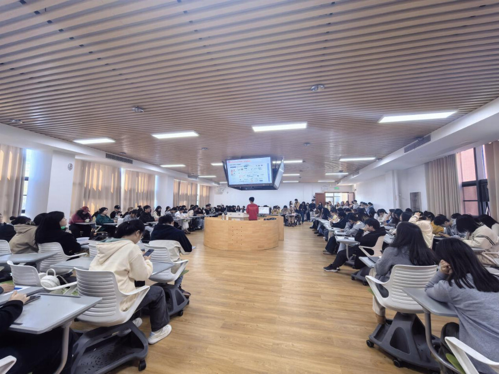 精准对接促就业 校企合作谱新篇：湖南信息学院国际商学院成功举办秋季专场招聘会