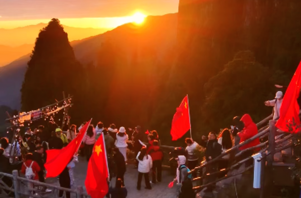 莽山推出周末“早鸟票”，观云海日出