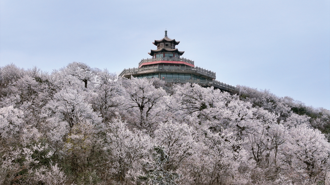 天门山披上“水晶装”