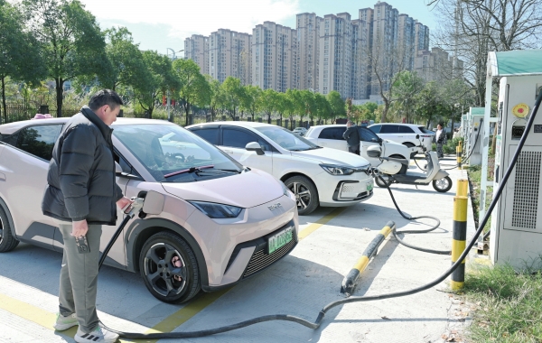 織密充電網絡，綠色出行駛入“快車道”