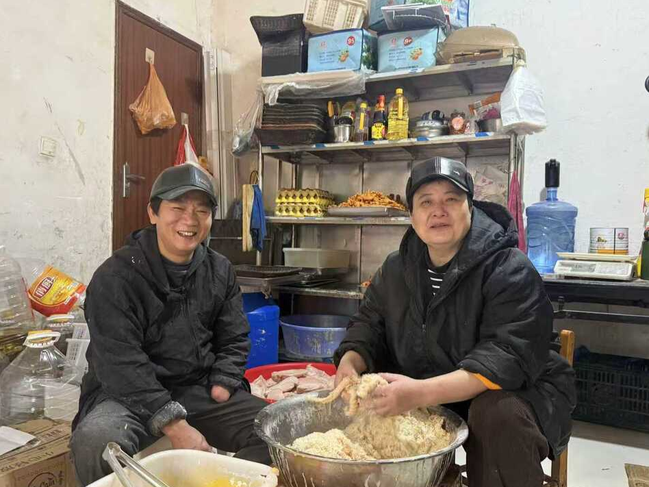 獨掌攤主遇到溫暖大學生，這個炸雞攤被“買爆了”｜26℃